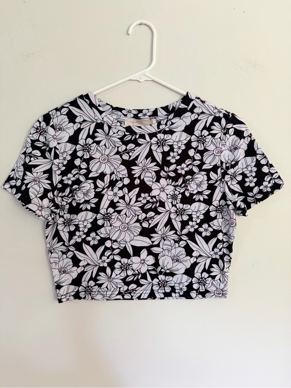 Forever 21 Black & White Floral Crop Top M Medium